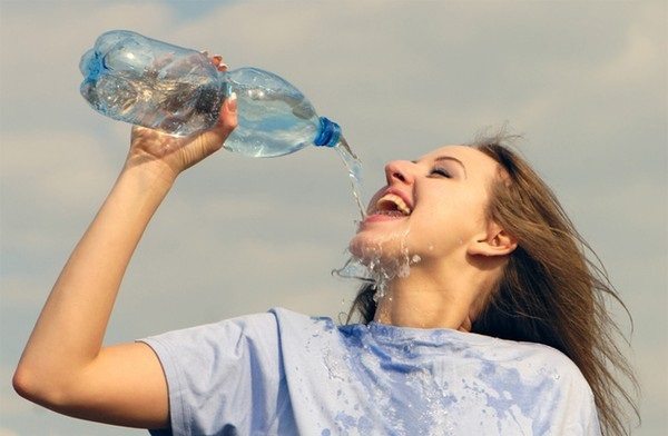 Uống nhiều nước làm giảm nóng