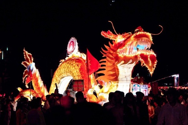 Mô hình đèn lồng khổng lồ trong lễ hội
