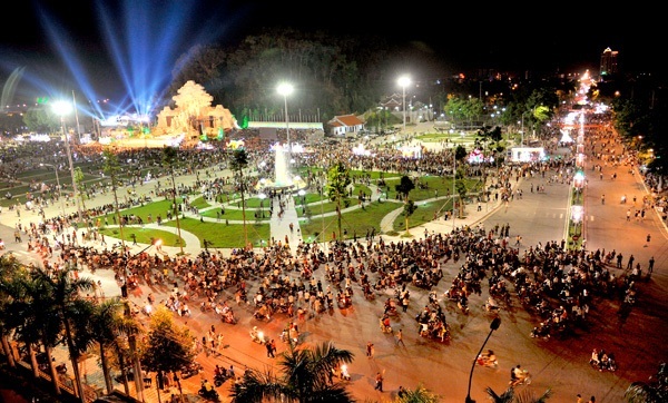 Người dân đến Tuyên Quang xem lễ hội trung thu