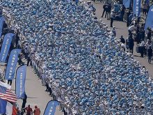 6400 nhân viên xếp hàng dài đi du lịch