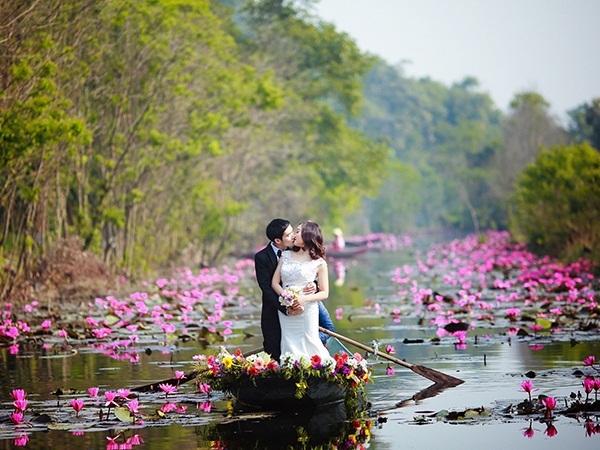Chụp ảnh cưới trên dòng suối yến