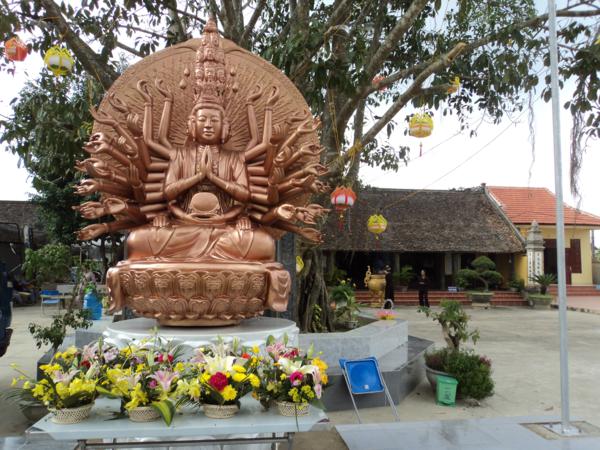 Bức tượng Phật tại sân chùa Chí Linh