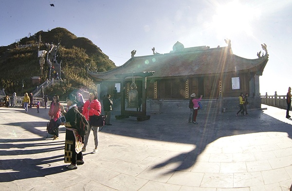 Ngôi chùa trên độ cao 3.000 m thu hút nhiều du khách.