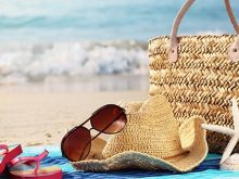 Chuẩn bị các đồ dùng đi biển đầy đủ