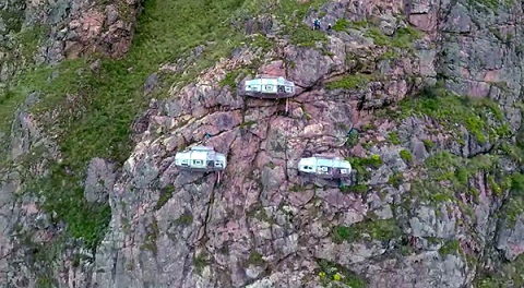 Hệ thống khách sạn con nhộng nằm ở vách núi