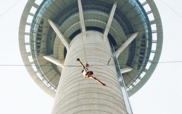 Nhảy bungee từ một tòa tháp