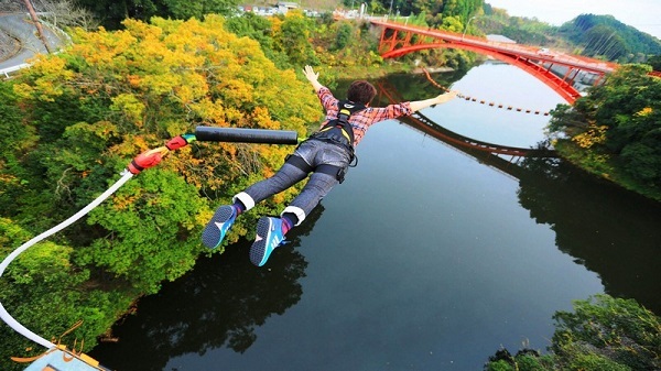 Ảnh một người chơi nhảy bungee tại Nhật Bản