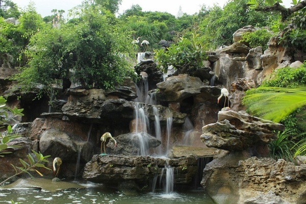 Cảnh trong khuôn viên chùa Ba Vàng