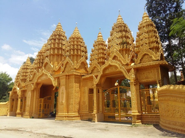 Cổng ngoài chùa Vàm Ray