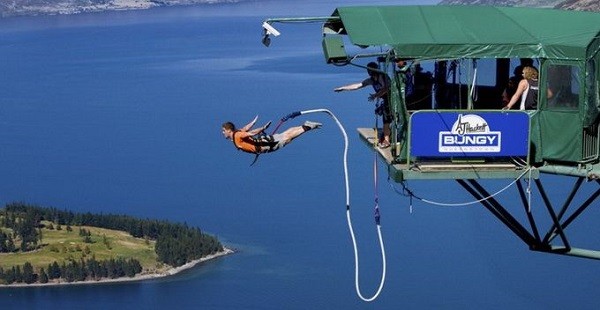 Người chơi nhảy bungee phải từ 10 tuổi trở lên