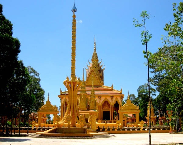 Giữa sân chùa Vàm Ray