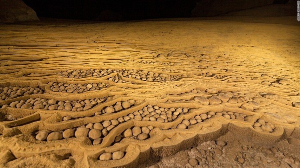 Những viên đá hình tròn được gọi là ngọc trai trong hang Sơn Đoòng