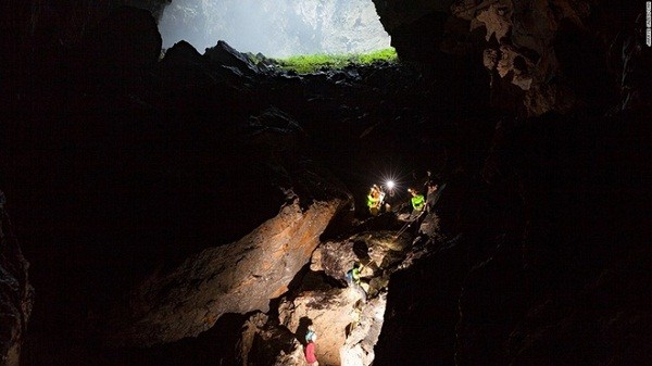 Vách đá trong hang Sơn Đoòng rất trơn và nguy hiểm, nên mọi người phải sử dụng dây để đưa du khách xuống dưới.